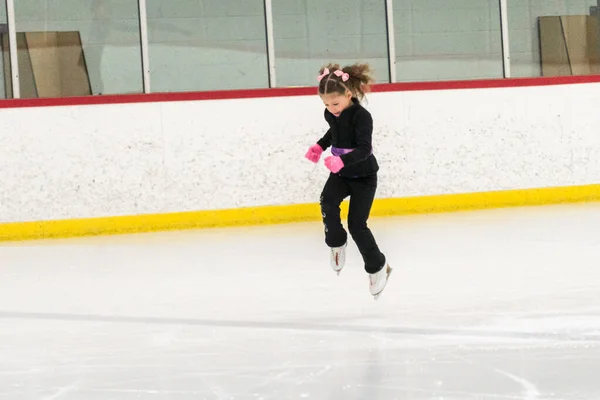 Menina Praticando Patinação Artística Move Pista Gelo Interior — Fotografia de Stock