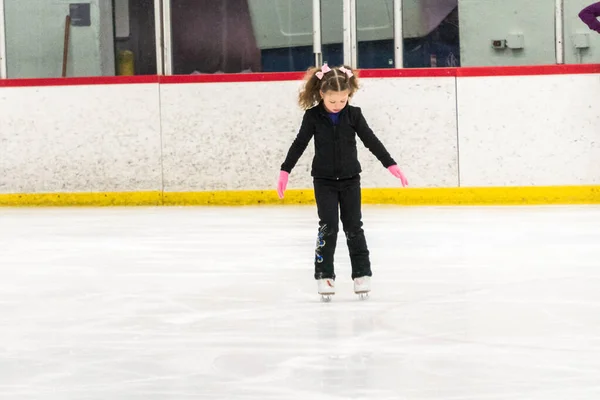 Kleines Mädchen Übt Eiskunstlauf Auf Der Eishalle — Stockfoto