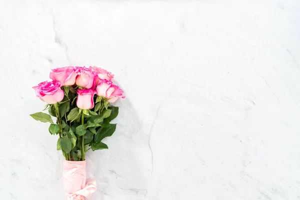 Ramo Rosas Rosadas Envueltas Papel Regalo Rosa Con Una Cinta — Foto de Stock