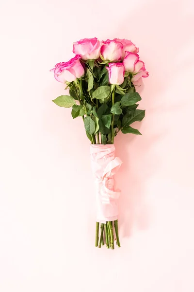 분홍색 종이에 리본으로 꽃다발 — 스톡 사진