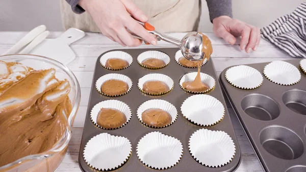 Teig Die Folienkuchenhüllen Schaufeln Schokolade Himbeer Cupcakes Backen — Stockfoto