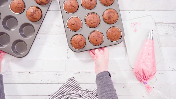 Acostado Cupcakes Chocolate Glaseado Con Crema Queso Crema Frambuesa — Foto de Stock