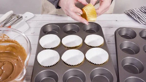 Panela Bolo Forrado Com Copos Papel Alumínio Cupcake Para Assar — Fotografia de Stock