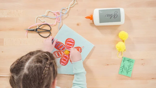 Menina Aprendendo Costurar Com Kit Artesanato Costura Para Crianças — Fotografia de Stock