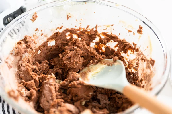 Misturando Ingredientes Uma Tigela Mistura Vidro Para Assar Biscoitos Chocolate — Fotografia de Stock