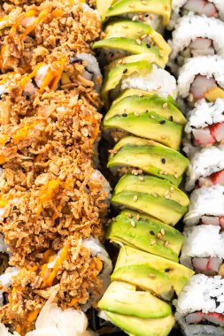 Önceden paketlenmiş suşi ve suşi çeşitleri plastik tepside..