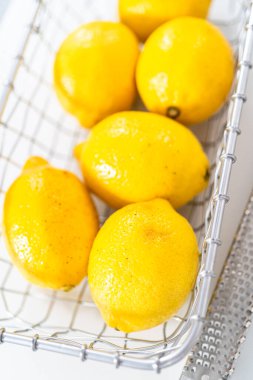 Limonlu kek yapmak için bir sepet dolusu limon..