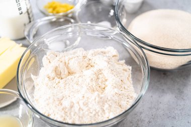 Limonlu kek pişirmek için bardaktaki karışımlar..