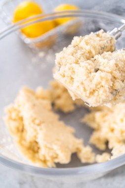 Limonlu kek için hamura malzemeleri karıştırıyorum..