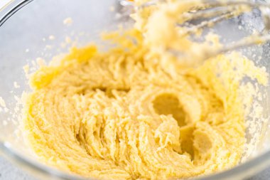 Limonlu kek için hamura malzemeleri karıştırıyorum..