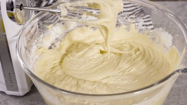 Limonlu kek için hamura malzemeleri karıştırıyorum..