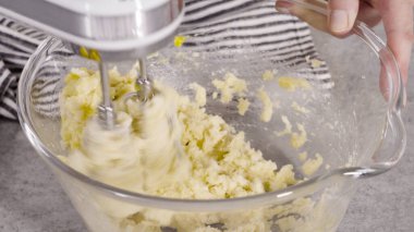 Limonlu kek için hamura malzemeleri karıştırıyorum..