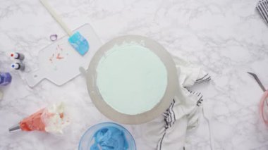 Ev yapımı vanilyalı kek hazırlanıyor..