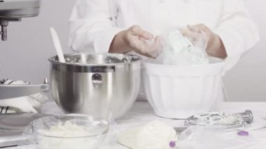 Ev yapımı vanilyalı kek hazırlanıyor..