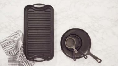 Mermer zemin üzerinde dökme demir tavaların çeşitliliği.