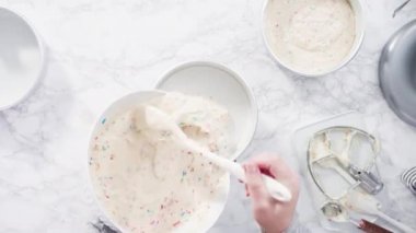 Ev yapımı vanilyalı kek hazırlanıyor..