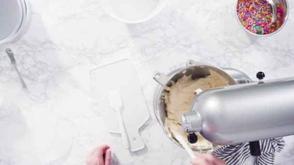 准备自制的圆形香草蛋糕 — 图库视频影像