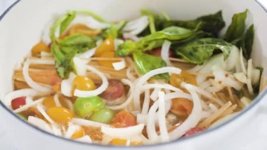 Maden kaplı dökme demir bir Hollanda fırınında makarna tarifi pişiriyorum..