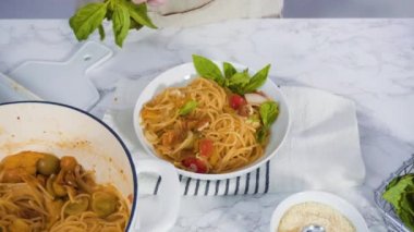 Maden kaplı dökme demir bir Hollanda fırınında makarna tarifi pişiriyorum..