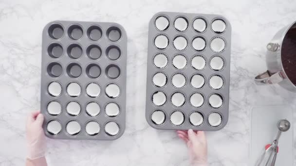 Lapos Fekvés Lépésről Lépésre Süti Serpenyő Elkészítése Süteménybéléssel Mini Csokoládé — Stock videók