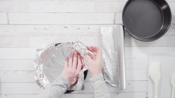 Förpackning Med Folie Bakning Pan För Att Göra Hemmagjord Fudge — Stockvideo