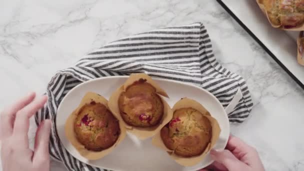 Tulipán Muffin Bélés Keverék Kanál Sütni Áfonyás Muffin — Stock videók