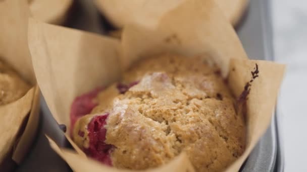 Tulipán Muffin Bélés Keverék Kanál Sütni Áfonyás Muffin — Stock videók