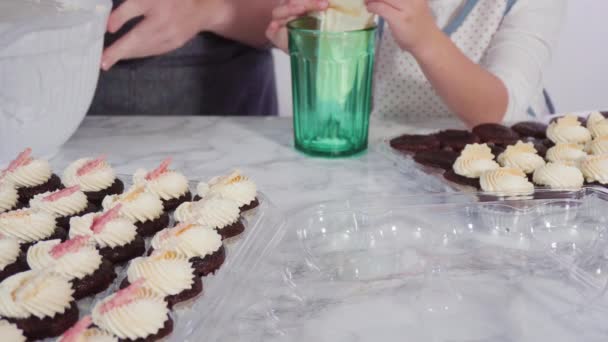 Hornear cupcakes — Vídeos de Stock
