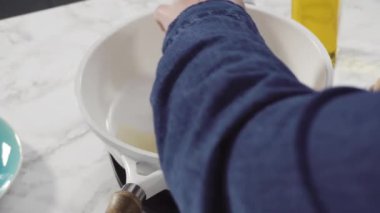 Beyaz tavada taze yumurta kızartıyorlar..