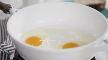 Beyaz tavada taze yumurta kızartıyorlar..