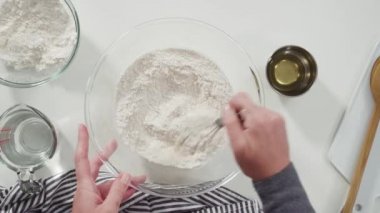 Ev yapımı düz ekmek görünümü hazırlanıyor
