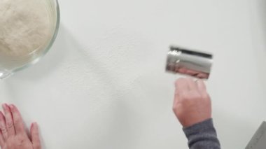Ev yapımı düz ekmek görünümü hazırlanıyor