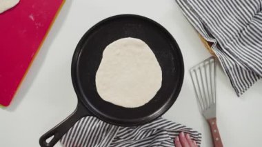 Dökme demir tavada ev yapımı ekmek hazırlıyorum..