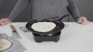 Dökme demir tavada ev yapımı ekmek hazırlıyorum..