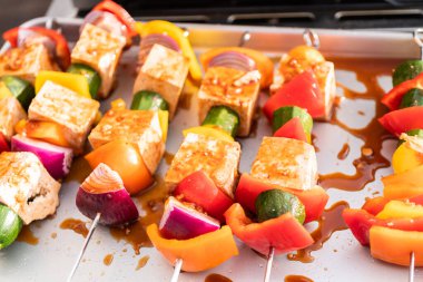 Baharatlı sosla marine edilmiş sebzeli vejetaryen tofu kebabı..
