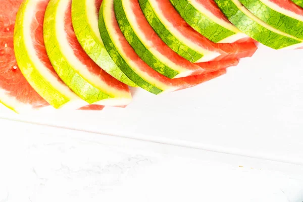 Schneiden Roter Kernloser Wassermelonen Auf Einem Weißen Schneidebrett — Stockfoto