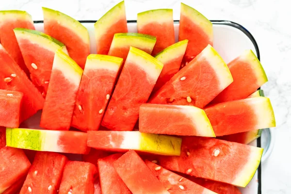 Kleine Scheiben Roter Kernloser Wassermelone Auf Dem Tablett Für Die — Stockfoto