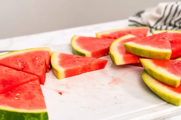 Skivning Röd Fröfri Vattenmelon Vit Skärbräda — Stockfoto