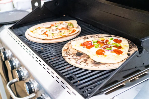 Preparación Pizzas Parrilla Individuales Una Parrilla Gas Aire Libre — Foto de Stock