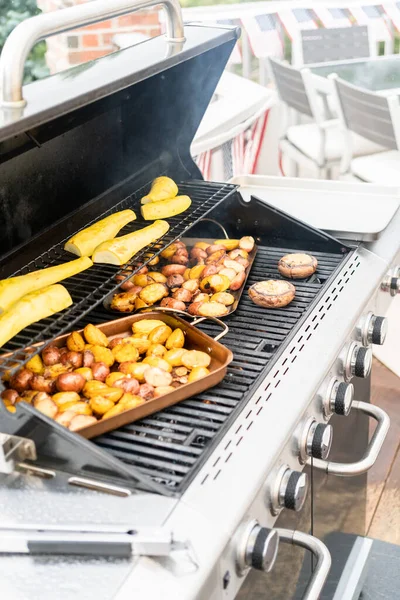 Grillowanie Małych Ziemniaków Plastrami Czosnku Grillu Gazowym Zewnątrz — Zdjęcie stockowe