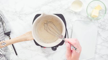 Düz yatıyordu. Adım adım. Pişirme kabında ev yapımı karamel hazırlanıyor.