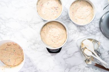 Mutfak terazisinde pasta hamurunu ağırlığına göre ölçüyorum..