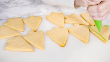 - Adım adım. Buzlu Noel ağacı şekilli şeker kurabiyeleri ve yeşil kraliyet kreması..