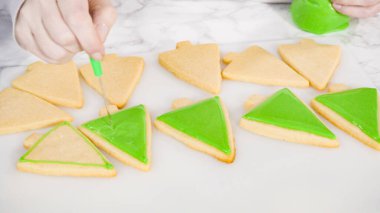 - Adım adım. Buzlu Noel ağacı şekilli şeker kurabiyeleri ve yeşil kraliyet kreması..