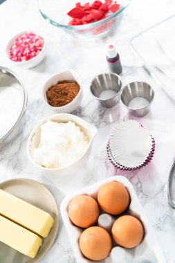 Kırmızı kadife kek pişirmek için gerekli malzemeler..