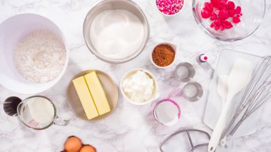 Düz yatıyordu. Adım adım. Kırmızı kadife kek pişirmek için..