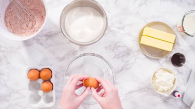 Düz yatıyordu. Adım adım. Kırmızı kadife kek pişirmek için bardakta ıslak malzemeler karıştırıyorum..