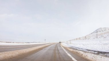 Amerika 'nın banliyölerinde tipik kaldırımlı yollarda araba sürmek.
