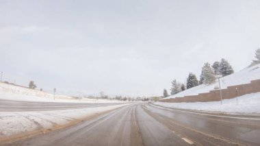 Amerika 'nın banliyölerinde tipik asfalt yollarda araba sürmek.