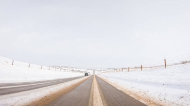 Amerika 'nın banliyölerinde tipik kaldırımlı yollarda araba sürmek.
